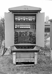 837172 Afbeelding van een geopende relaiskast van het seinwezen van N.S. te Dordrecht.